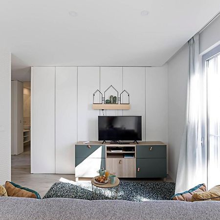 Stylish Flat W/ Gym & Parking By Lovelystay Porto Bagian luar foto