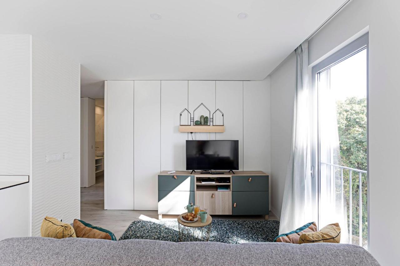Stylish Flat W/ Gym & Parking By Lovelystay Porto Bagian luar foto