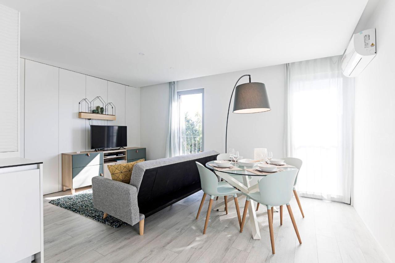 Stylish Flat W/ Gym & Parking By Lovelystay Porto Bagian luar foto