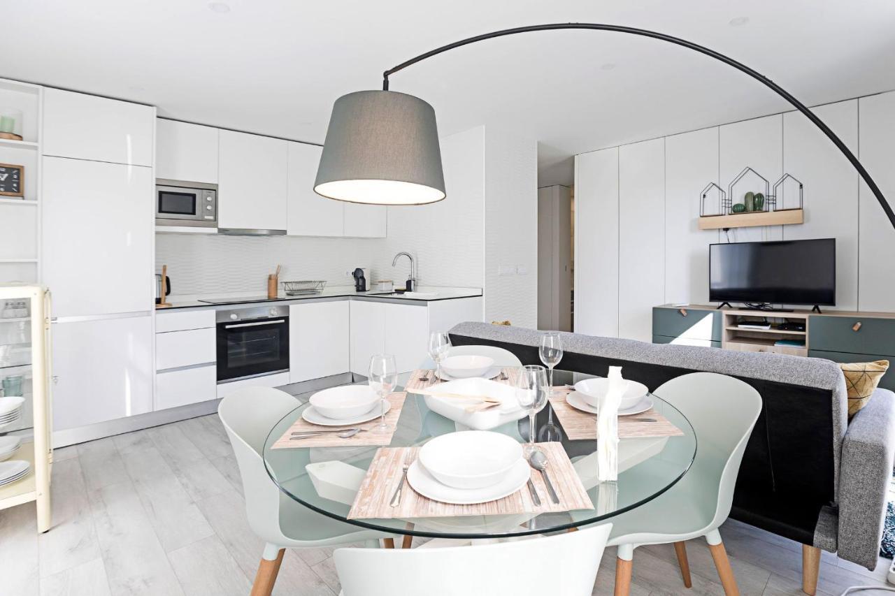 Stylish Flat W/ Gym & Parking By Lovelystay Porto Bagian luar foto