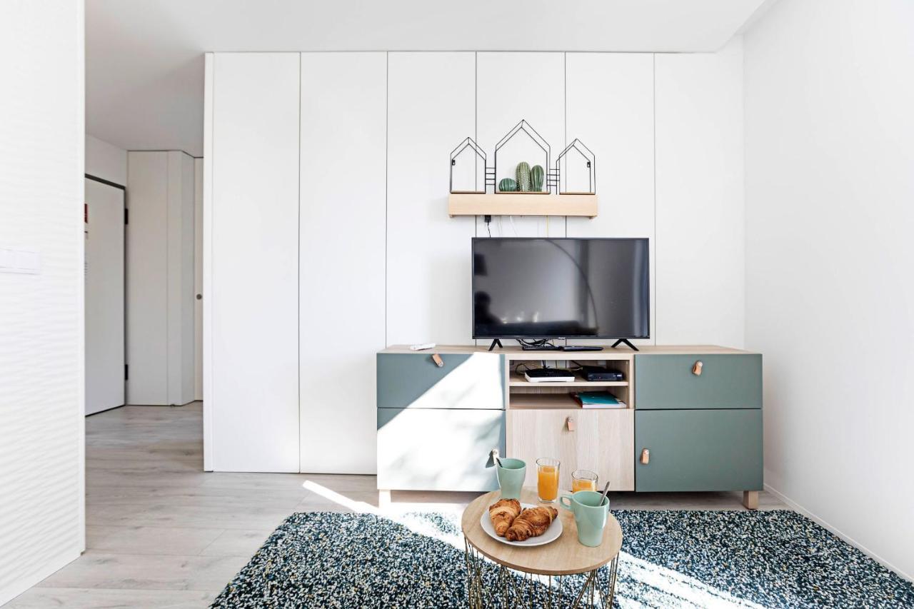 Stylish Flat W/ Gym & Parking By Lovelystay Porto Bagian luar foto