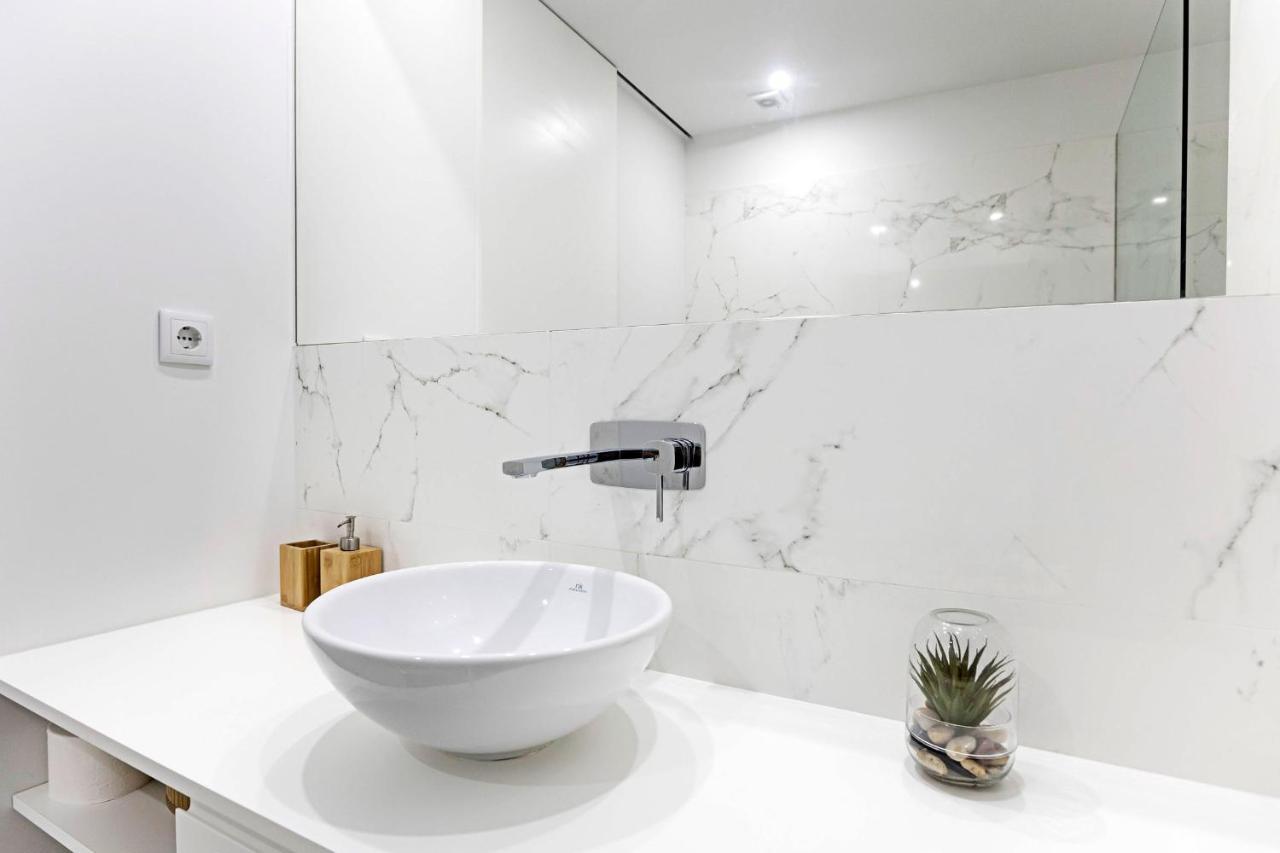 Stylish Flat W/ Gym & Parking By Lovelystay Porto Bagian luar foto