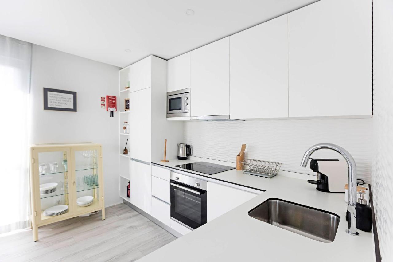 Stylish Flat W/ Gym & Parking By Lovelystay Porto Bagian luar foto