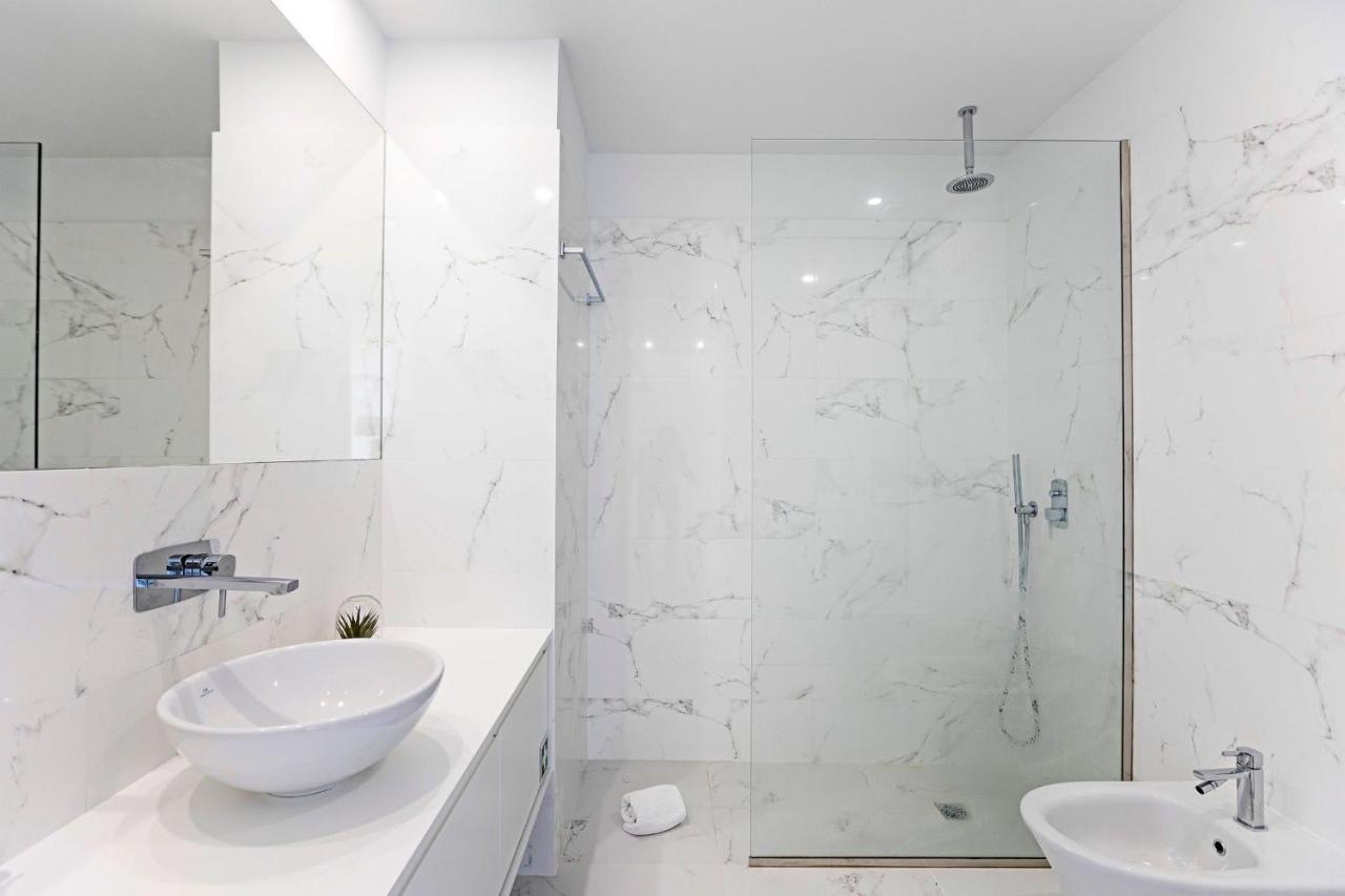 Stylish Flat W/ Gym & Parking By Lovelystay Porto Bagian luar foto