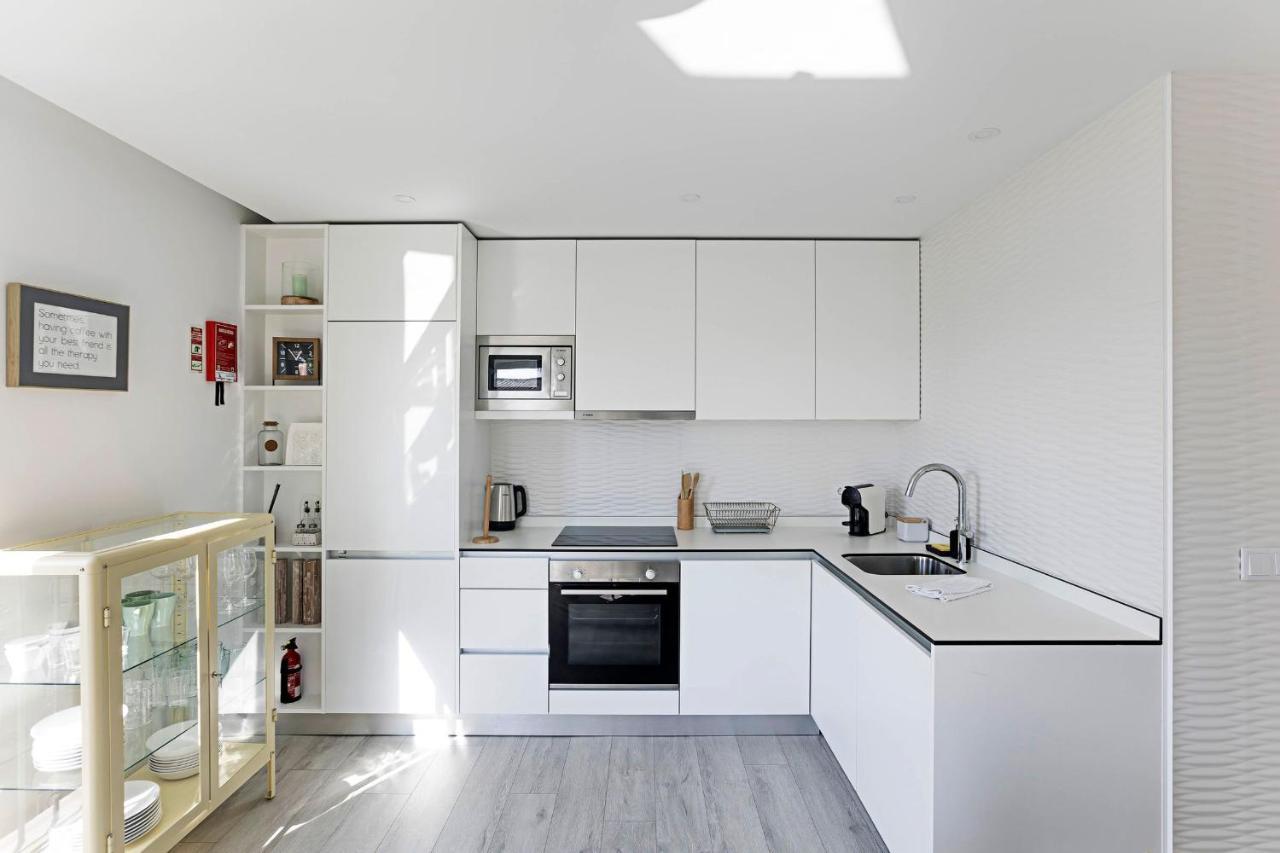 Stylish Flat W/ Gym & Parking By Lovelystay Porto Bagian luar foto