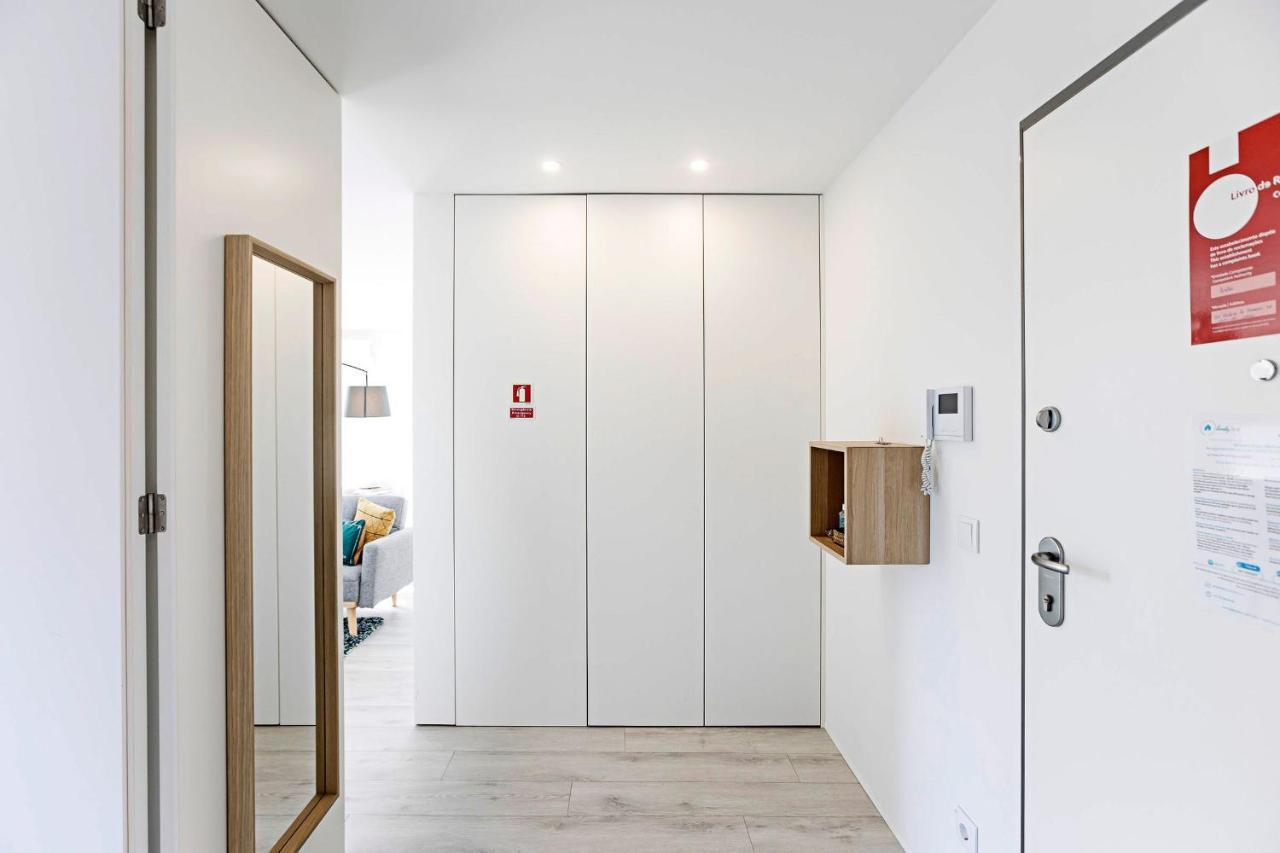 Stylish Flat W/ Gym & Parking By Lovelystay Porto Bagian luar foto