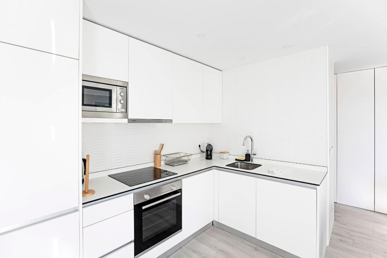 Stylish Flat W/ Gym & Parking By Lovelystay Porto Bagian luar foto